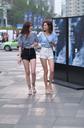 热裤，美腿倆闺蜜