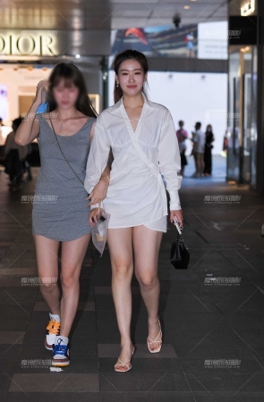 大白裙长腿美女