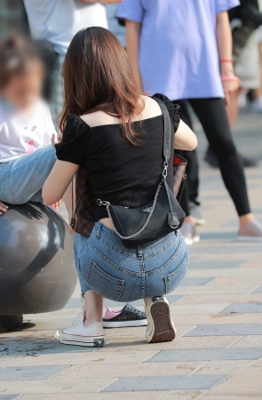 贴心的牛仔裤辣妈