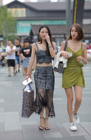 街拍成熟型美女姐妹