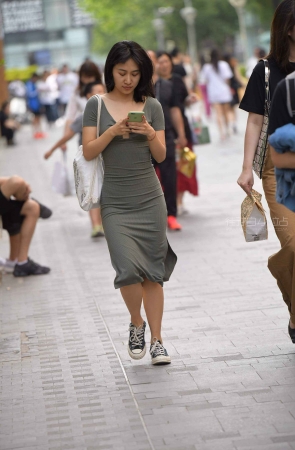 街拍修身包臀裙姑娘