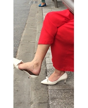 公交站等车的尖嘴高跟玉足美女姐姐。
