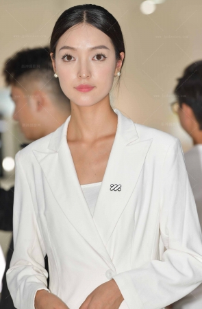 2493-10=68√超薄肉丝，靓丽销售员 14P