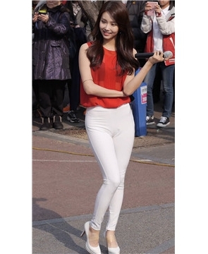 红衣甜美小清新高跟长腿美女饭拍秀