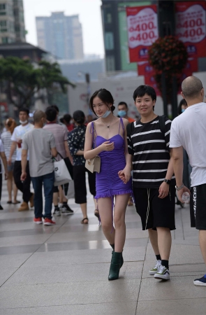 视觉冲击街拍作品 – 性感的吊带裙美女