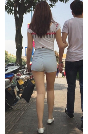 蓝色高腰热裤裸腿美女