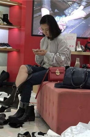 4K – 长靴里面穿的是短黑丝 [1.52 GB/MP4]