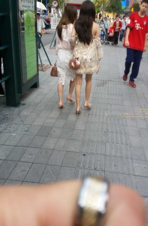 香肩长腿 人群中一眼就看到了你