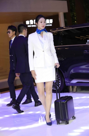 【街拍心灵】汽车品牌大使肉丝街拍高跟白制服