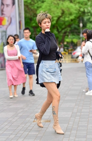 短发干练 的长腿气质御姐