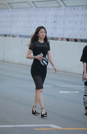 黑裙子知性成熟美女