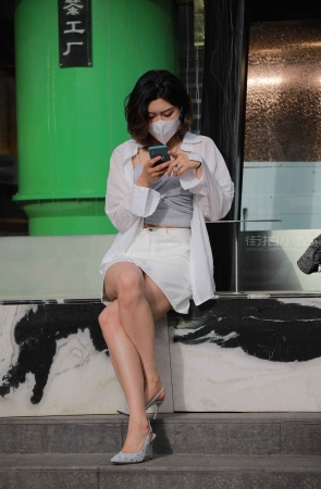 街拍美腿高跟姐姐