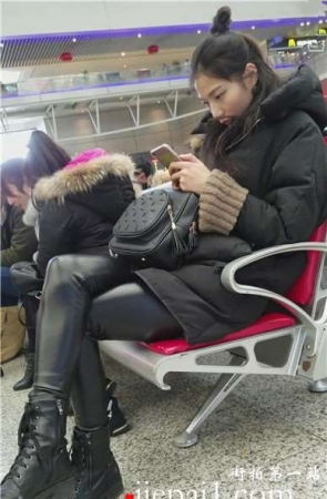 4k-候车室内的皮裤长腿清纯女孩。