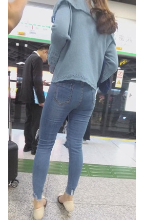 等地铁的牛仔妹子1.39G/MP4]