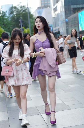 街拍紫色裙长腿高跟美女