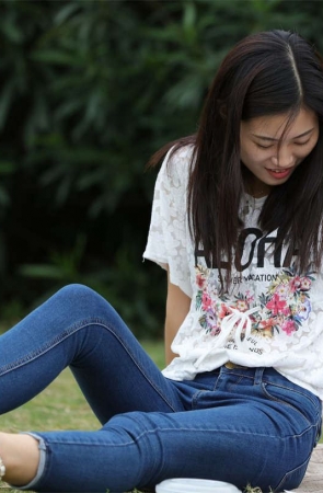 No1329 高冷型漂亮女生不肯脱鞋，但不妨碍对她美足的欣赏