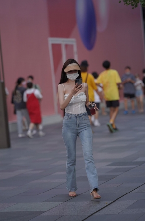 美美哒牛仔裤女孩