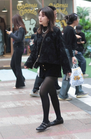 街拍黑丝少妇