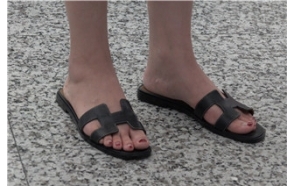 长发美足拖鞋小姐姐 [1.24 GB/MP4]