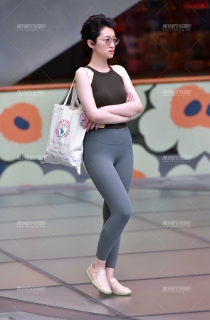 短发干练瑜伽裤美女