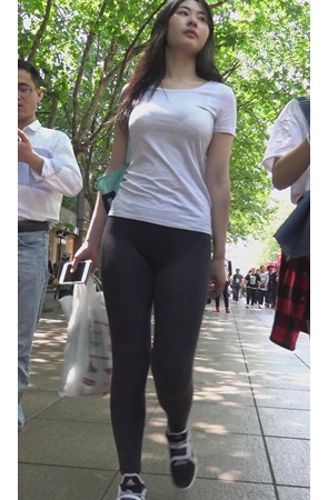 漂亮的黑色健身裤美女