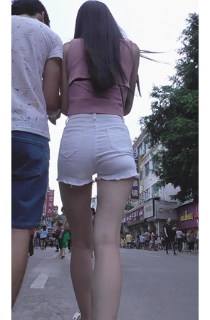 白色热裤粉衣美女