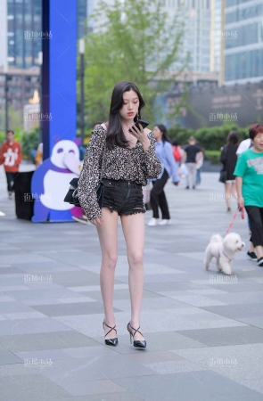 街拍低胸豹纹衣热裤长腿美女