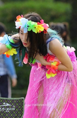 草坪上直播的网红小姐姐