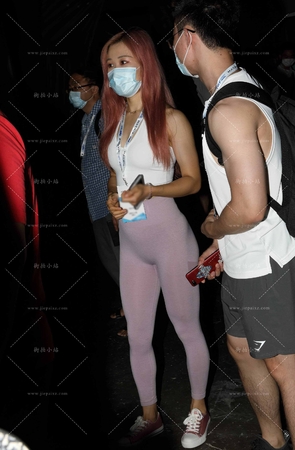 淡粉色紧身瑜伽裤美女