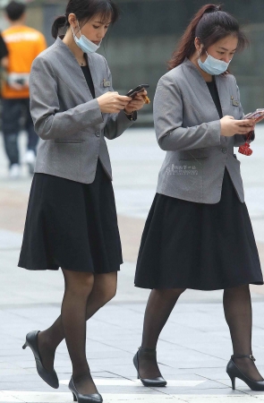 诱惑黑丝街拍OL