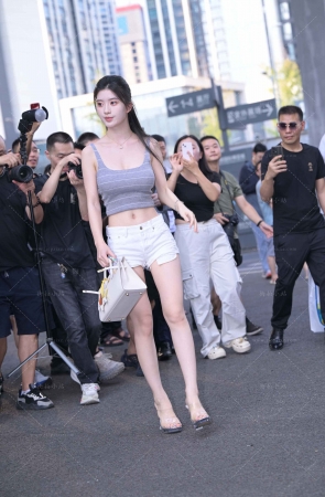 白白嫩嫩大长腿美女