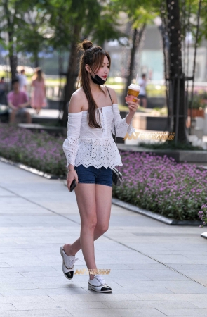 一字肩大长腿美女