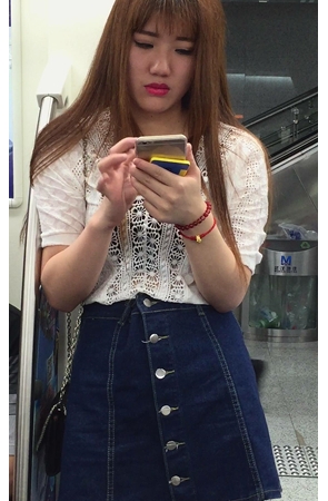 地铁偶遇大红唇美女