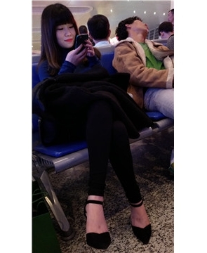 4k-高铁站候车室拍摄粉嫩甜美小清新萌妹子