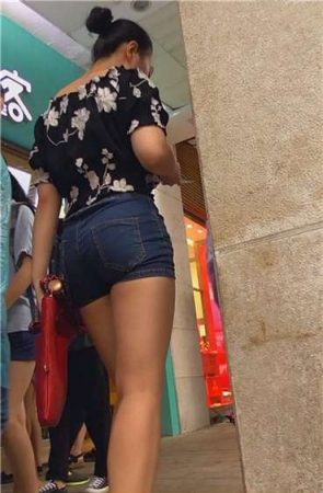 紧身牛仔热裤丸子头MM  [713 MB]