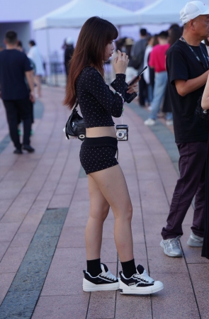 斑点热裤少女 240416-1