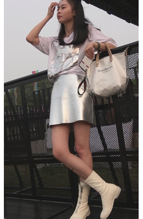 银色皮裙美女