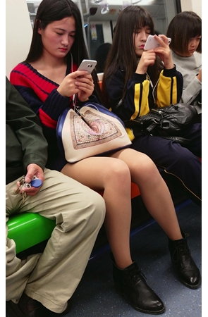 地铁上的长腿妹子