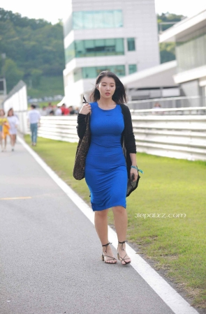 成熟型丰腴蓝裙少妇