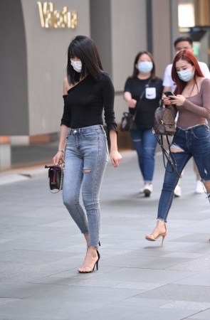 黑衣牛仔裤美女