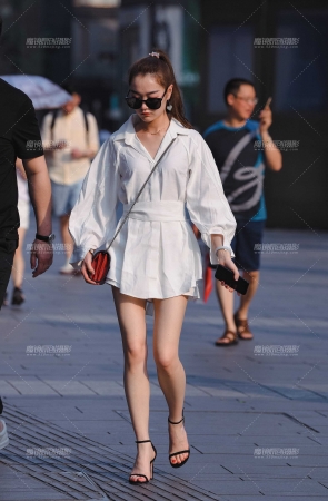 白色衬衫高跟美腿