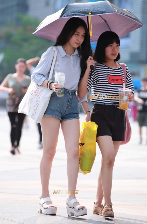 热裤，美腿，凉鞋