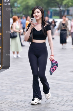 黑衫紧身裤美女