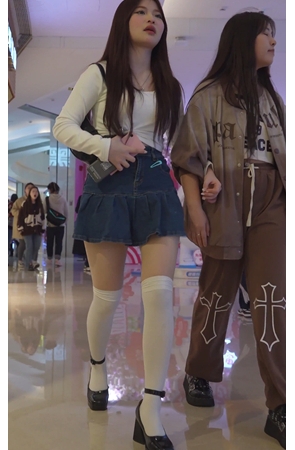 牛仔裙美女