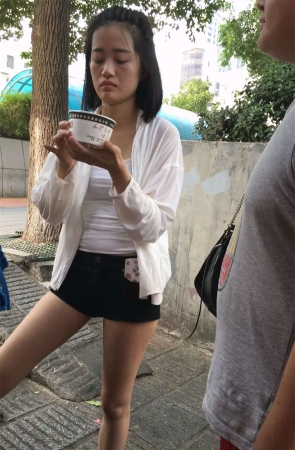 吃小吃的美女