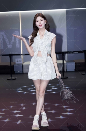 LB633-43P成都车展-177车模百万网红紫薇站车下班拍美腿脚底板 9P