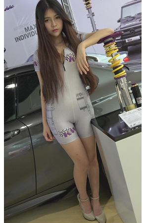 长发连体衣车模美女
