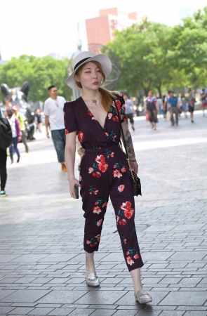 气质时尚美姐，抽烟样子很酷