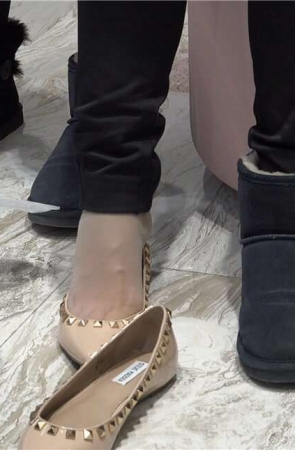 4K – 妹子试鞋把薄丝袜给脱了。[909 MB/MP4]