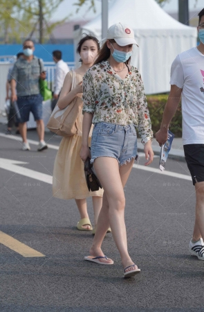 街拍人字拖热裤美眉